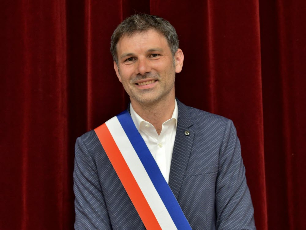 guillaume-desrues-a-ete-officiellement-elu-nouveau-maire-de-bourg-saint-maurice-avec-26-voix-pour-et-trois-bulletins-blancs-photo-le-dl-jean-luc-traini-1593872569